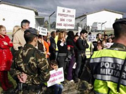 Vecinos de Figueirido, ante las verjas de la base militar de la Brilat