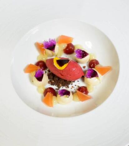 Emulsiones de c&iacute;tricos, albahaca y helado de frambuesa, del restaurante Hayd&eacute;e (Tenerife).