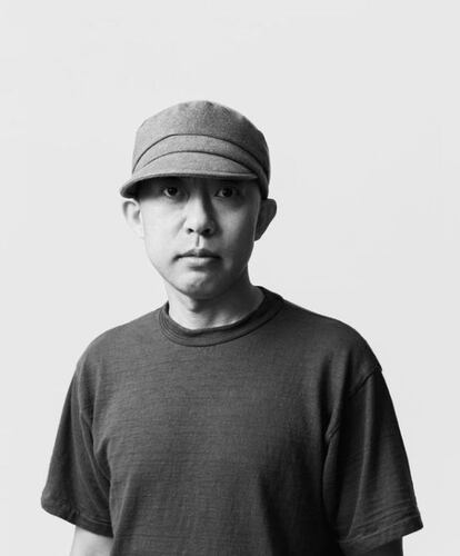 
El conglomerado de marcas de lujo LVMH, propietario de la firma Kenzo, anunció este miércoles el nombramiento del japonés Nigo, pionero del street style en los años 1990, como director artístico de la casa de moda. Nigo, cuyo nombre real es Tomoaki Nagao, es conocido por ser el fundador de la marca A Bathing Ape, que diseña ropa de estilo urbano para hombre, mujer y niño, y es un gran conocedor de Kenzo y su creador, fallecido en octubre de 2020 a los 81 años a consecuencia del coronavirus. Su primera colección para Kenzo se presentará en París el próximo mes de enero.