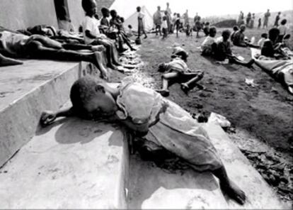 Niños ruandeses yacen enfermos y exhaustos en el orfelinato del campo de refugiados de Goma (Zaire) 26/07/1994