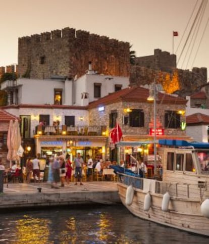 Puerto de Marmaris al atardecer, en la península de Datça, en Turquía.