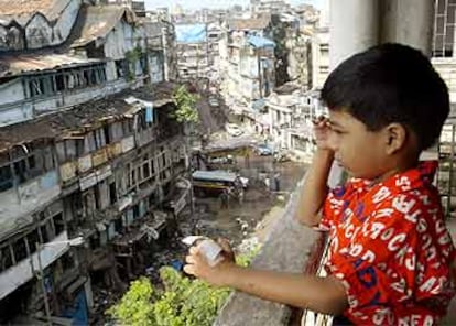 Un niño observa desde su casa los destrozos provocados por el doble atentado en Bombay.