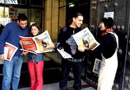 Alumnos de la Hispalense hojean el nuevo <i>Tentaciones</i> en la puerta del Rectorado de Sevilla.