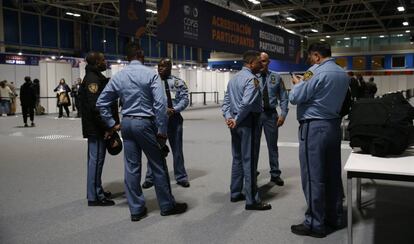 Agentes de seguridad de la ONU en uno de los pabellones del Ifema.
