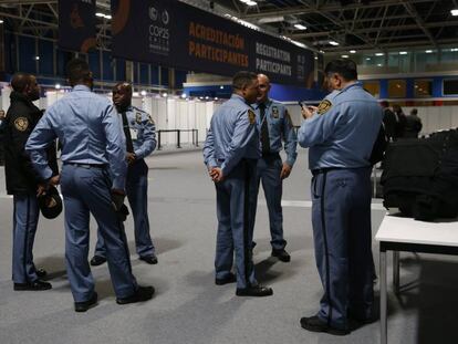 Agentes de seguridad de la ONU en uno de los pabellones del Ifema.