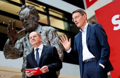 El próximo canciller, Olaf Scholz, a la izquierda, junto al futuro ministro de Sanidad, Karl Lauterbach, durante la presentación de puestos socialdemócratas en el nuevo Gobierno de coalición, este lunes en Berlín.