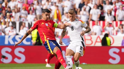 Álvaro Morata presiona a Toni Kroos en el partido de cuartos de final de la Eurocopa entre España y Alemania.