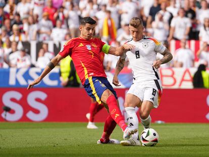 Álvaro Morata presiona a Toni Kroos en el partido de cuartos de final de la Eurocopa entre España y Alemania.