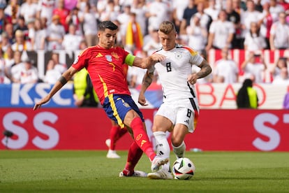 Álvaro Morata presiona a Toni Kroos en el partido de cuartos de final de la Eurocopa entre España y Alemania.