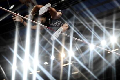 El francés Renaud Lavillenie compite en la final masculina de salto con pértiga durante los Campeonado del Mundo IAAF, en Londres (Reino Unido).