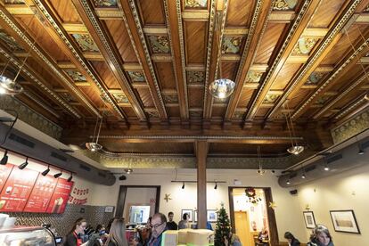 A l'Starbucks del carrer Ferran, 25, que conserva alguns elements de la decoració de Puig i Cadafalch, com el terra de mosaic i els sostres amb esgrafiats s'hi trobava la joieria Macià.