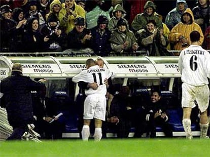 Ronaldo se abraza a Vicente del Bosque para dedicarle su gol tras la muerte de la madre del técnico el pasado sábado.