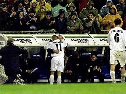 Ronaldo se abraza a Vicente del Bosque para dedicarle su gol tras la muerte de la madre del técnico el pasado sábado.
