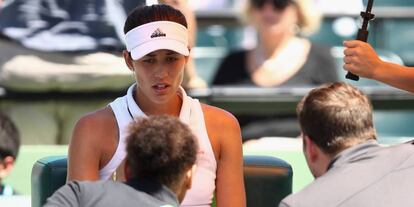 Muguruza es atendida antes de su abandono en Miami.