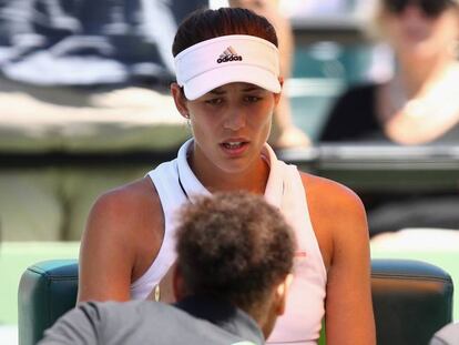 Muguruza es atendida antes de su abandono en Miami.