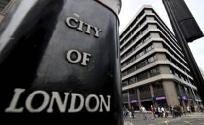 Varias personas cruzan por un paso de peatones situado frente a las oficinas de Londres (R.Unido) de la agencia de calificación de riesgos Fitch. EFE/Archivo