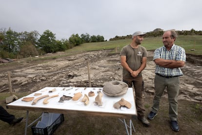 El alcalde del Valle de Aranguren, Manuel Romero (derecha) y Mattin Ayestarán, director de la excavación de la Sociedad de Ciencias Aranzadi, durante la presentación este jueves en el Yacimiento de Irulegui.