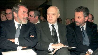 Jos&eacute; Pedro P&eacute;rez-Llorca, en el centro, junto a Mayor Oreja (izquierda) y Alberto Oliat (derecha), en una imagen de archivo.