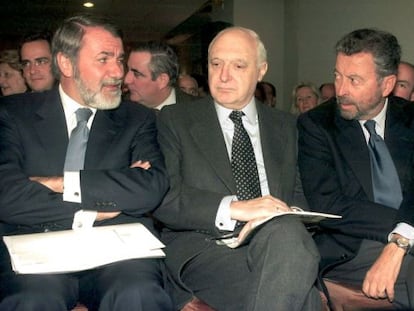 Jos&eacute; Pedro P&eacute;rez-Llorca, en el centro, junto a Mayor Oreja (izquierda) y Alberto Oliat (derecha), en una imagen de archivo.