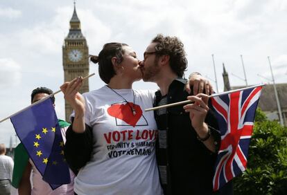 Dos personas favorables a la permanencia de Reino Unido en el club de los Veintiocho se besa en la Plaza del Parlamento en Londres.