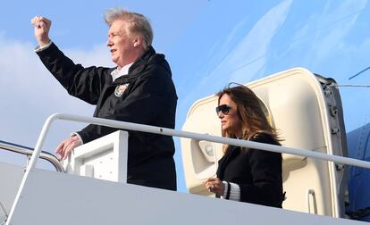 El presidente de Estados Unidos, Donald Trump, y su esposa Melania desembarcan del Air Force One.