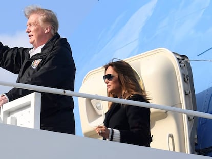 El presidente de Estados Unidos, Donald Trump, y su esposa Melania desembarcan del Air Force One.