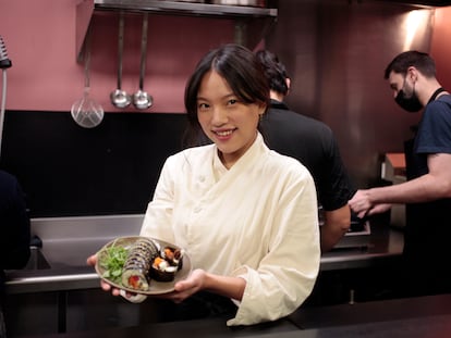 La cocinera coreana Jiwoo en la barra de Mama Uma con un rollo de kimbap.