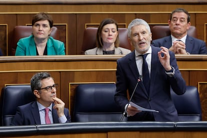 El ministro del Interior, Fernando Grande-Marlaska (derecha), este miércoles en el Congreso de los Diputados.