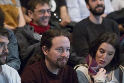 Pablo Iglesias (en primer término), líder de Unidad Podemos, junto con su pareja Irene Montero, asisten a la visualización del cortometraje 'Esperanza' y el documental 'Return', en la Sala Mirador de Madrid.