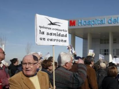 Manifestación frente al Hospital del Henares, en Coslada.