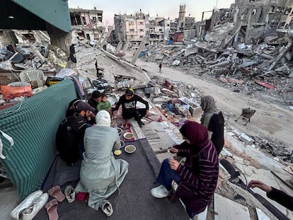 Una familia palestina rompe el ayuno de Ramadán en las ruinas de su casa en Beit Lahia, en el norte de la franja de Gaza, el 13 de marzo.