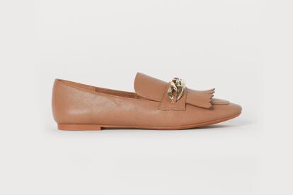 Mocasín en beige oscuro con detalle de eslabón y flecos de H&M (24,99 €).