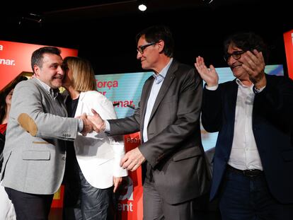 Salvador Illa saluda al candidato de su partido y presidente de UGT Cataluña, Matías Carnero, este viernes en un mitin en L'Hospitalet.