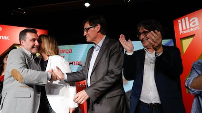Salvador Illa saluda al candidato de su partido y presidente de UGT Cataluña, Matías Carnero, este viernes en un mitin en L'Hospitalet.