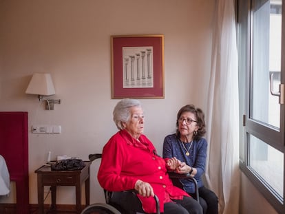 Tomasa Álvarez, junto a su hija Charo en la habitación en la que vive en la residencia Mirasierra, en Madrid.