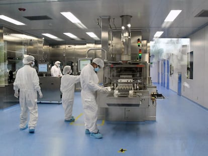 Interior del laboratorio mexicano Liomont, donde se envasa la vacuna de AstraZeneca para América Latina, el 22 de febrero pasado.