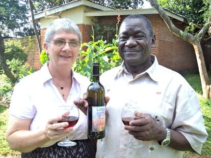 Tim y Margaret Ngwira elaboran en vino en una pequeña bodega situada a la espalda de su casa.