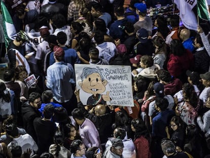 Seguidores de Andrés Manuel López Obrador celebran el triunfo de su candidato en las calles del centro histórico de la Ciudad de México el día 01 de julio de 2018.