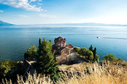 Existen todavía nuevos destinos por descubrir (turísticamente) en los Balcanes, como Ohrid, al oeste de Macedonia, una ciudad situada en una ubicación espectacular, con vistas a las aguas del lago que le da nombre, de un azul extraordinario. Pero como mejor se contempla su perfil culminado por tejados de terracota, los chapiteles de sus antiguas iglesias, sus murallas y las torres de la fortaleza es desde un barco. Ohrid, capital religiosa de Macedonia (en la foto, la iglesia de San Juan Kaneo), cuenta con las mejores playas de este país sin litoral y en los próximos años verá aumentar la construcción turística en torno a las aguas del Ohrid, así que será mejor descubrirla cuanto antes.