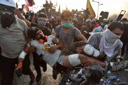 Un manifestante herido es trasladado a un hospital durante la protesta antigubernamental en Bagdad, este martes.