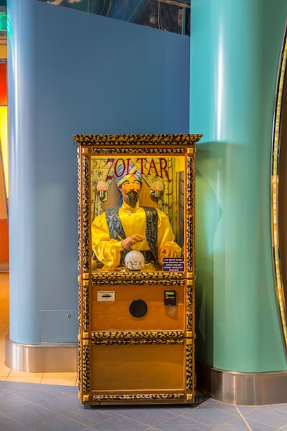 The precedent of artificial intelligence in astrology: the fortune-telling machine Zoltar, an arcade classic from the beginning of the 20th century.