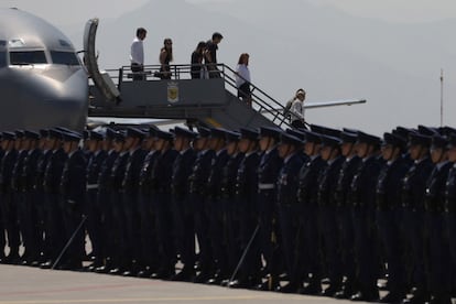 Los restos mortales del expresidente chileno Sebastián Piñera han llegado la mañana de este miércoles al hangar Grupo 10 del Aeropuerto de Santiago. En la imagen, la familia del exmandatario desciende del avión que transportó los restos de Piñera. 