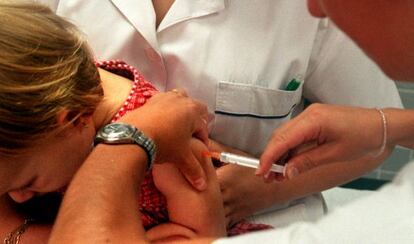 Campaña de vacunación contra la meningitis en Barcelona en 2003.