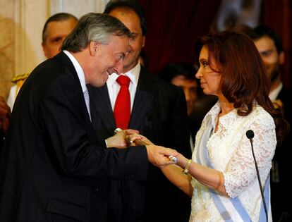 Néstor Kirchner entrega el bastón presidencial a su esposa, la presidenta Cristina Fernández.