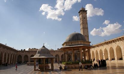 Varios visitantes caminan por la mezquita de los Omeyas de Alepo, el 6 de octubre de 2010.