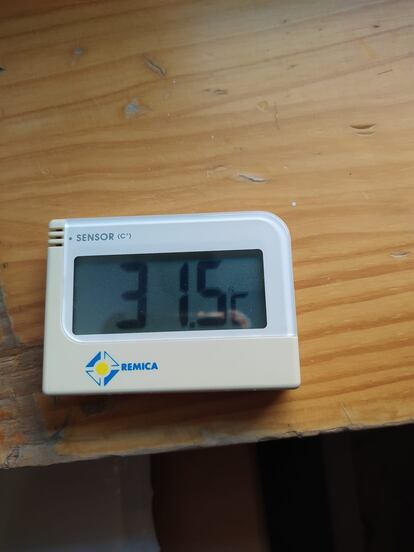 El termómetro de Leonor Sánchez este sábado pasado en la habitación de su hermana en la residencia Peñuelas.