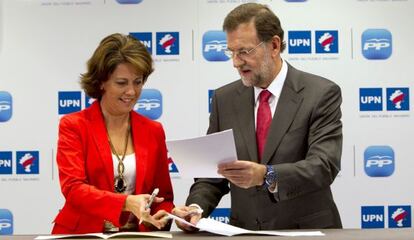 Mariano Rajoy y Yolanda Barcina firman el acuerdo para concurrir en coalici&oacute;n al 20-N.