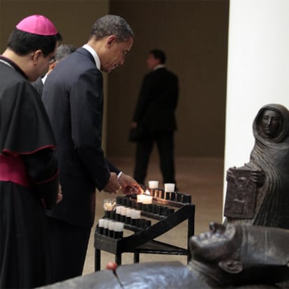 Obama, junto al arzobispo de El Salvador, enciende una vela en la tumba de monseñor Romero.