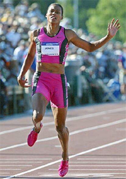 Marion Jones llega en quinta posición en la final de la ronda clasificatoria de los 100 metros.