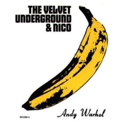 Muy pocos se enteraron, el 12 de marzo de 1967, de la publicación de un disco que deja muy corta la palabra seminal. Se dice que casi todos los que se compraron 'The Velvet Underground & Nico' acabaron montando su propia banda de rock. El debut del grupo de Lou Reed y John Cale es un desafío, el reverso oscuro del sueño hippie en las malas calles de la trastienda neoyorquina; suciedad, violencia y desesperanza escupidas en canciones sin compasión: 'Heroin', 'I’m waiting for the man' o 'Black angel death’s song'. El grupo venía apadrinado por el rey del arte pop, Andy Warhol, que pagó la grabación y diseñó esa mítica portada “del plátano”… e impuso a la cantante, compositora y modelo Nico, toda una figura trágica del rock. La influencia de la Velvet en todo lo que vino después es incalculable.